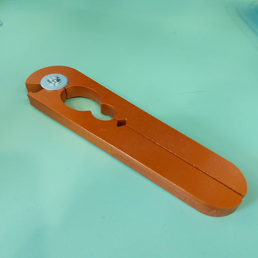 Cyrcus, schiaccianoci, alluminio anodizzato arancione, designer Denis Santachiara