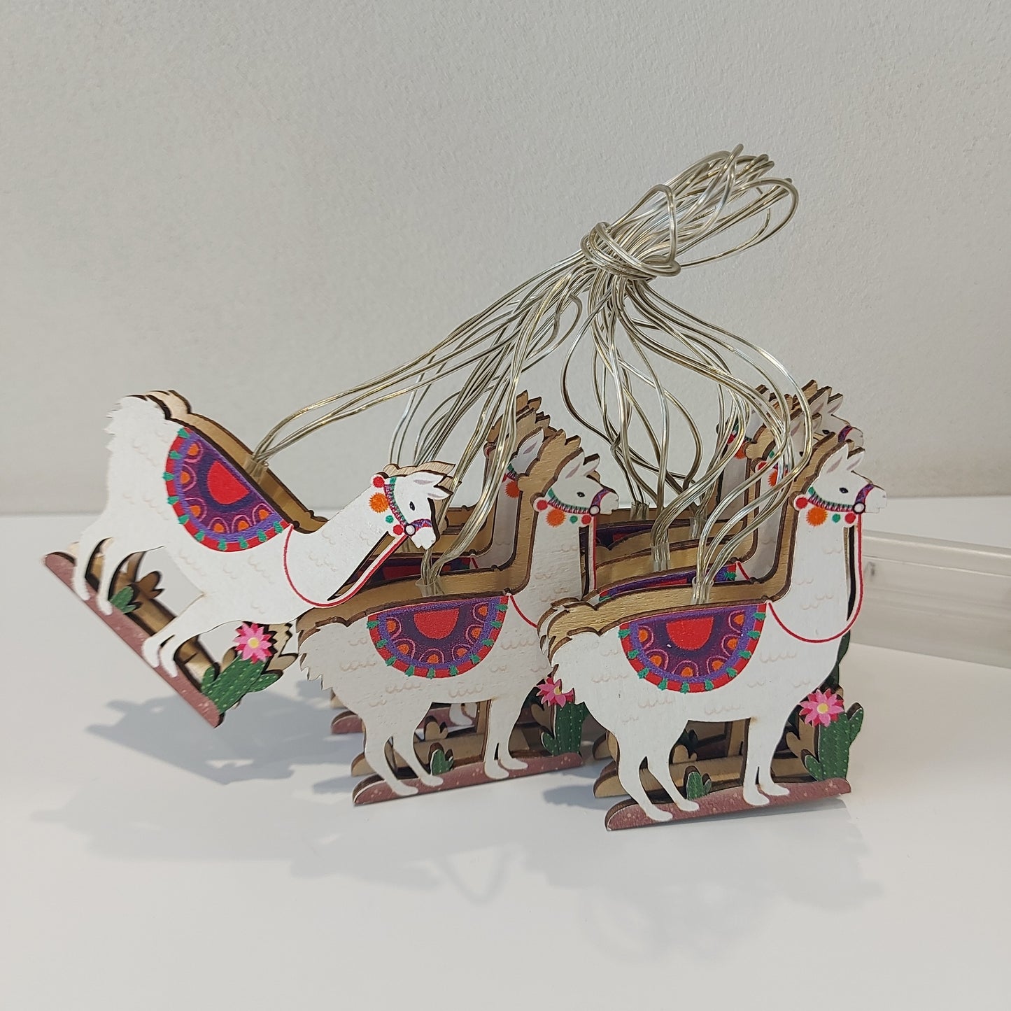 Enzo De Gasperi, festone viola con 8 lama decorativi con led, legno, L 200