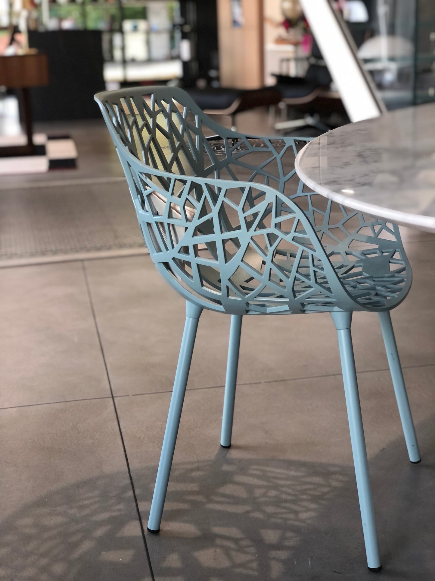 Fast, poltroncina Forest con braccioli colore azzurro, alluminio verniciato