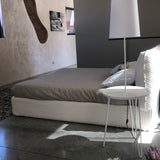 Gervasoni, lampada comodino LC 47 struttura metallo verniciato bianco e piano bianco gray, h157xd50 cm, Paola Navone