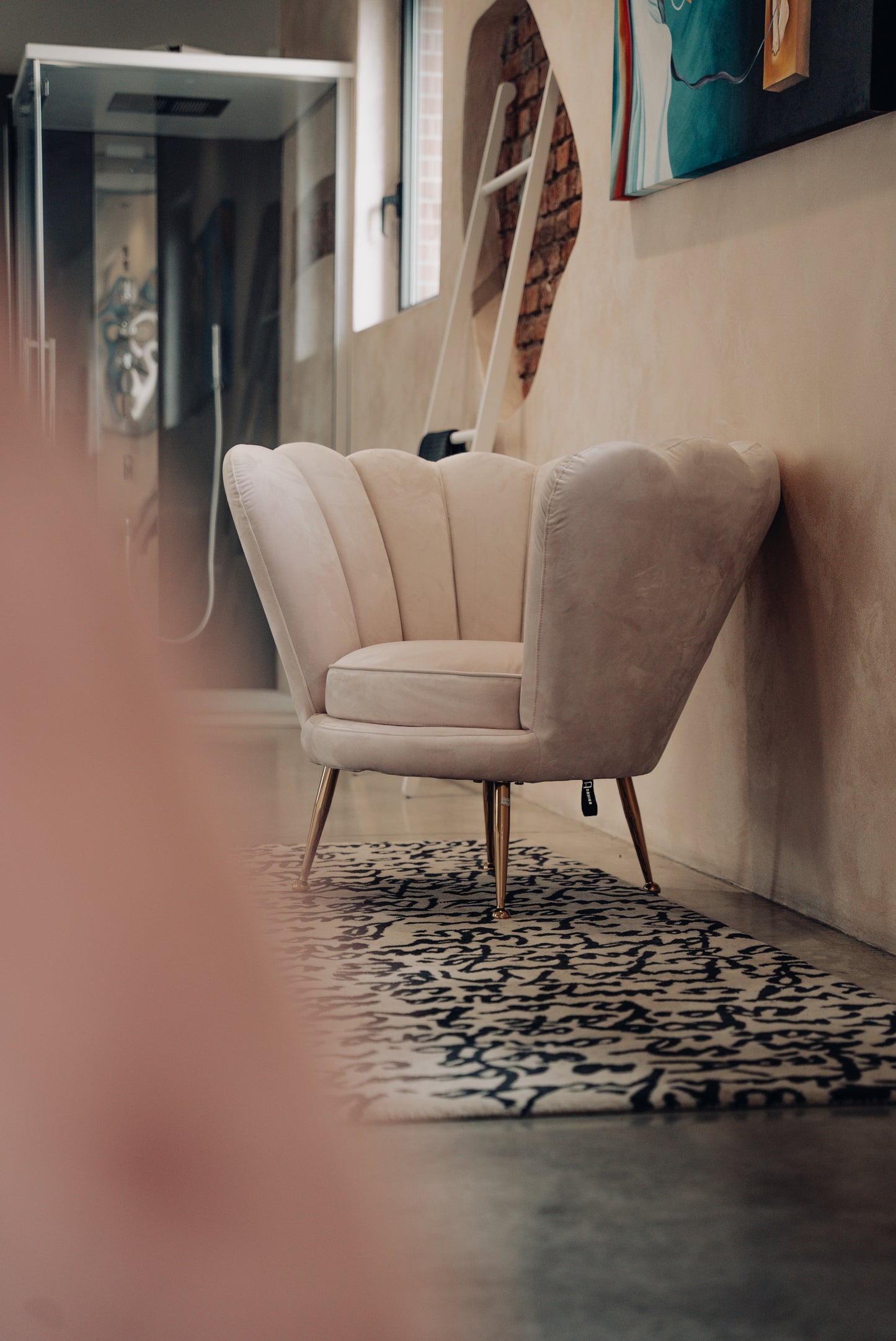 Abhika, poltrona Chloe in velluto rosa con piedini ottone, H79x93x83 cm