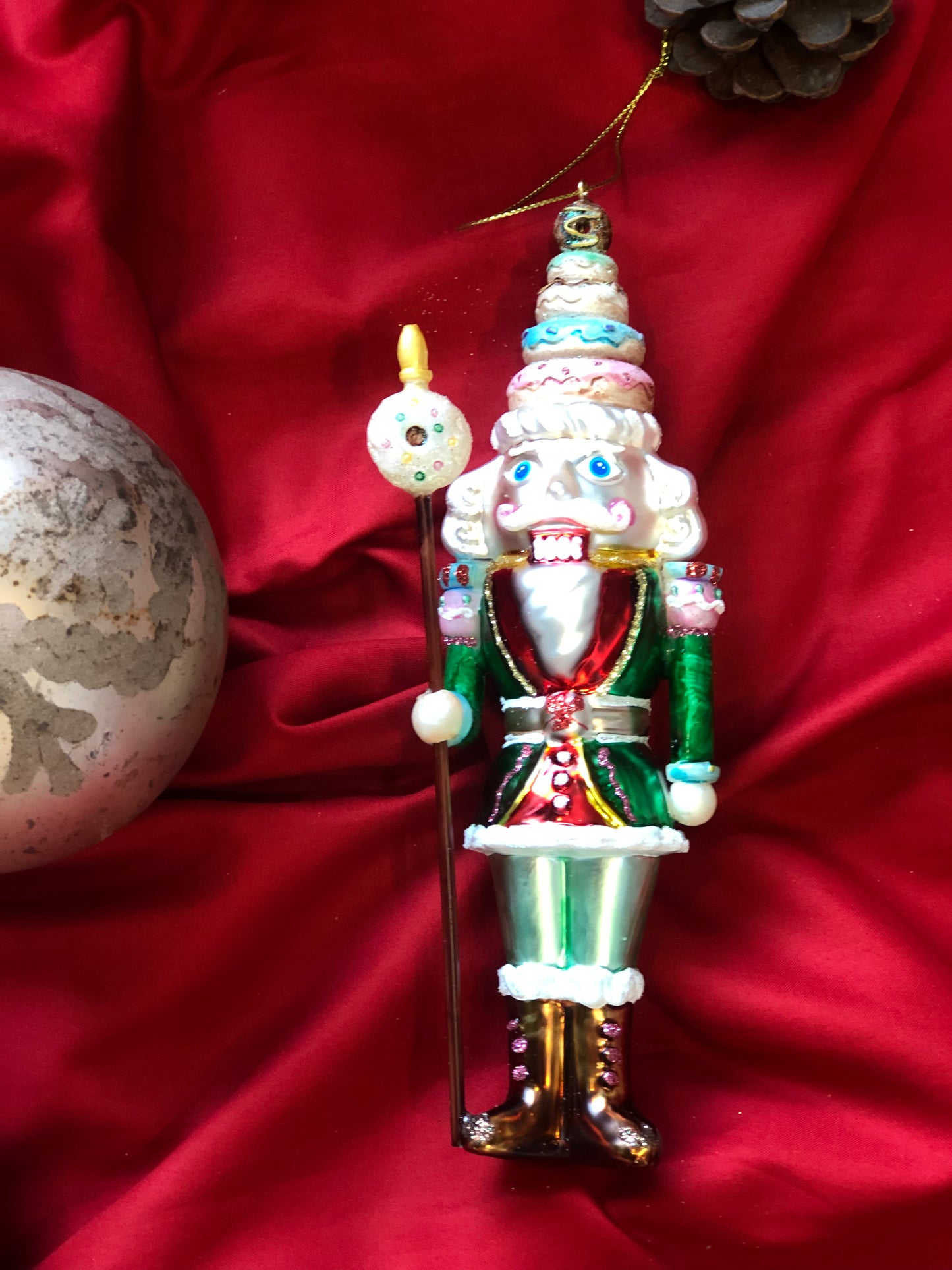 Enzo De Gasperi, Soldatino rosso di Natale in vetro da appendere, h19 cm