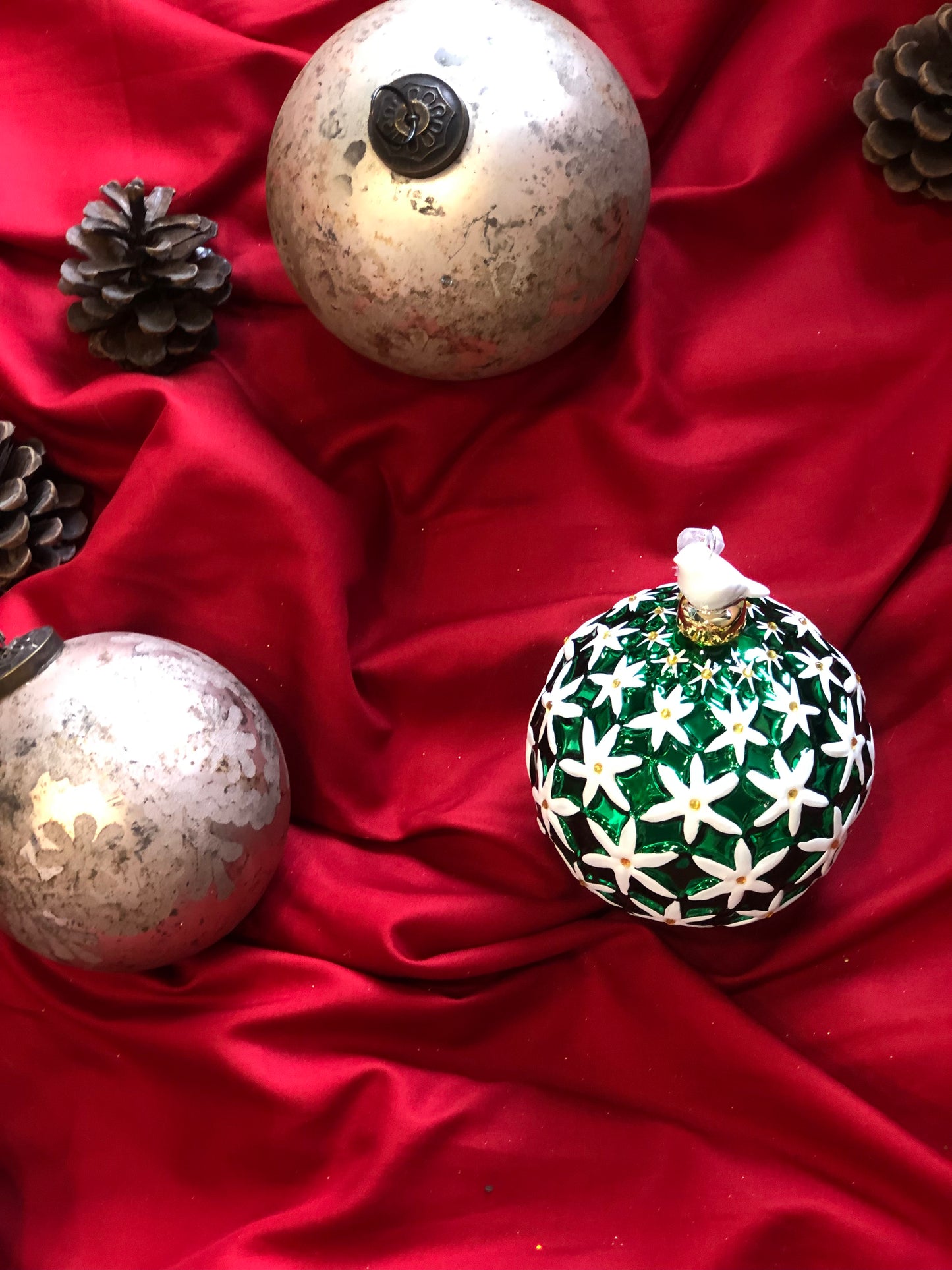 Enzo De Gasperi, Green Christmas Ball with White Daisies and Bird, d10 cm