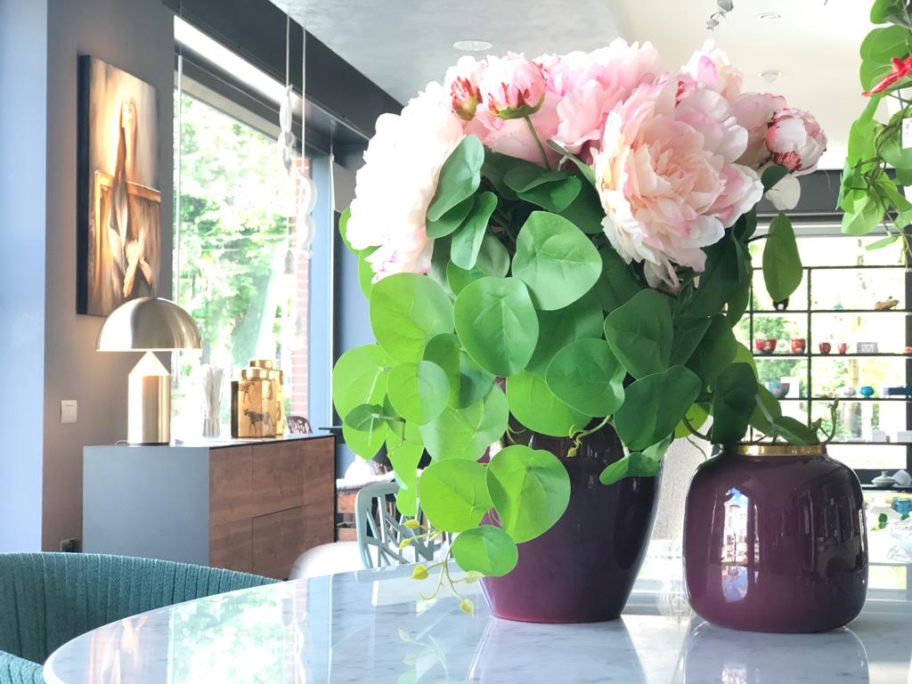 Enzo De Gasperi, vaso Charm rotondo bombato S, metallo smaltato bordeaux e bordo oro, h16