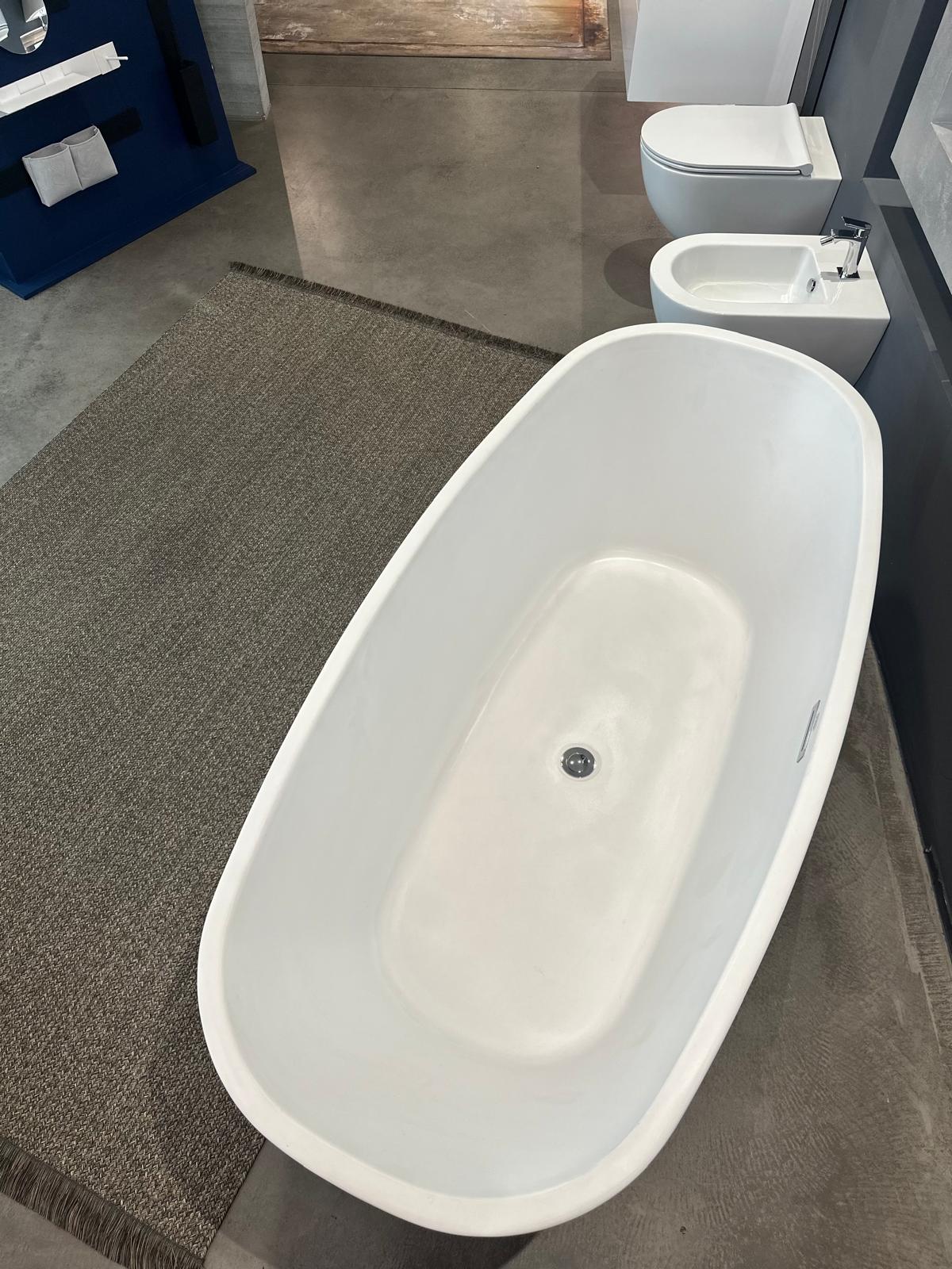 Ceramica Galassia, vasca freestanding Flow, 170x78xh54 cm, acrilico bianco opaco
