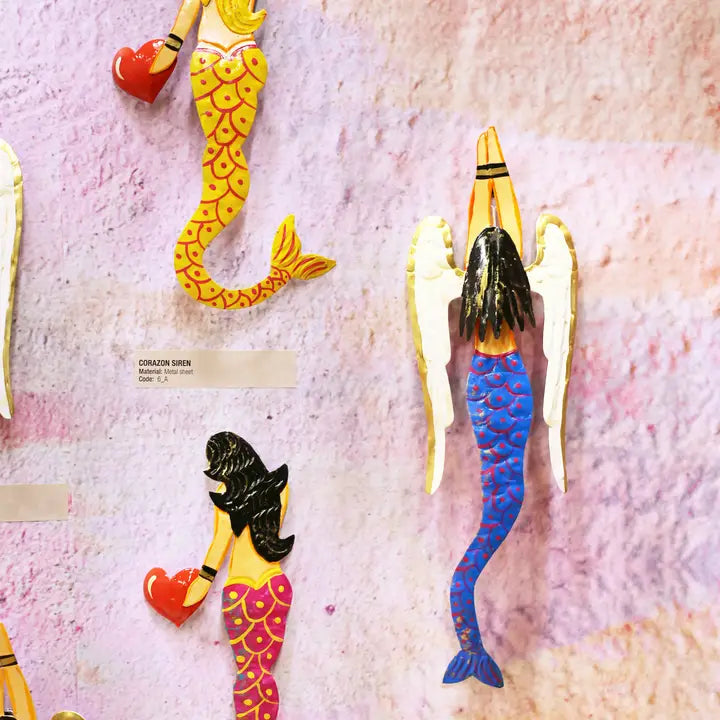 Pink Pampas, Sirena fucsia con cuore da parete artigianale messicana in latta