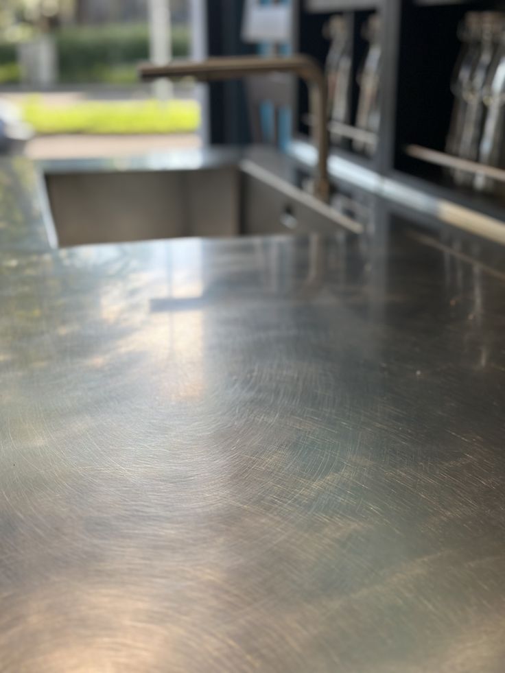 Valdesign, cucina Logica L0 con colonna attrezzata e top in acciaio