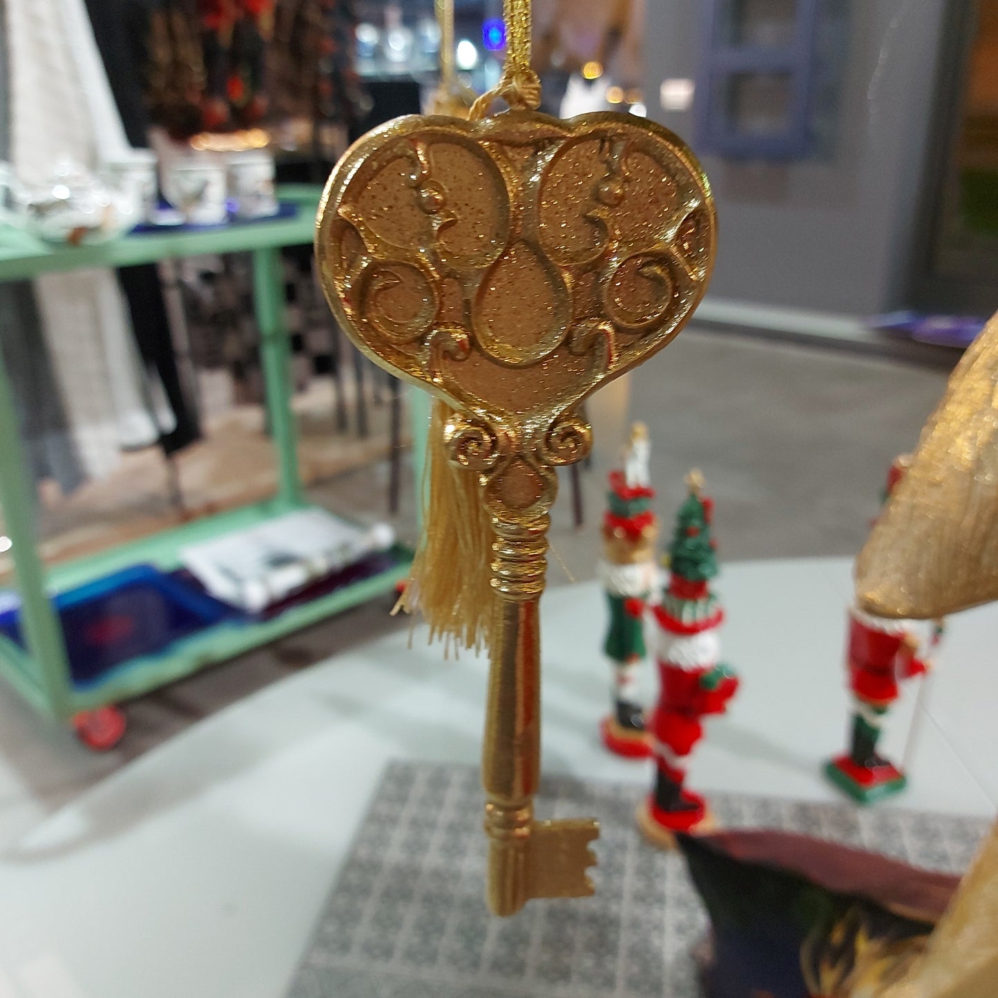 Enzo De Gasperi, decorazione chiave L, resina, H19 cm