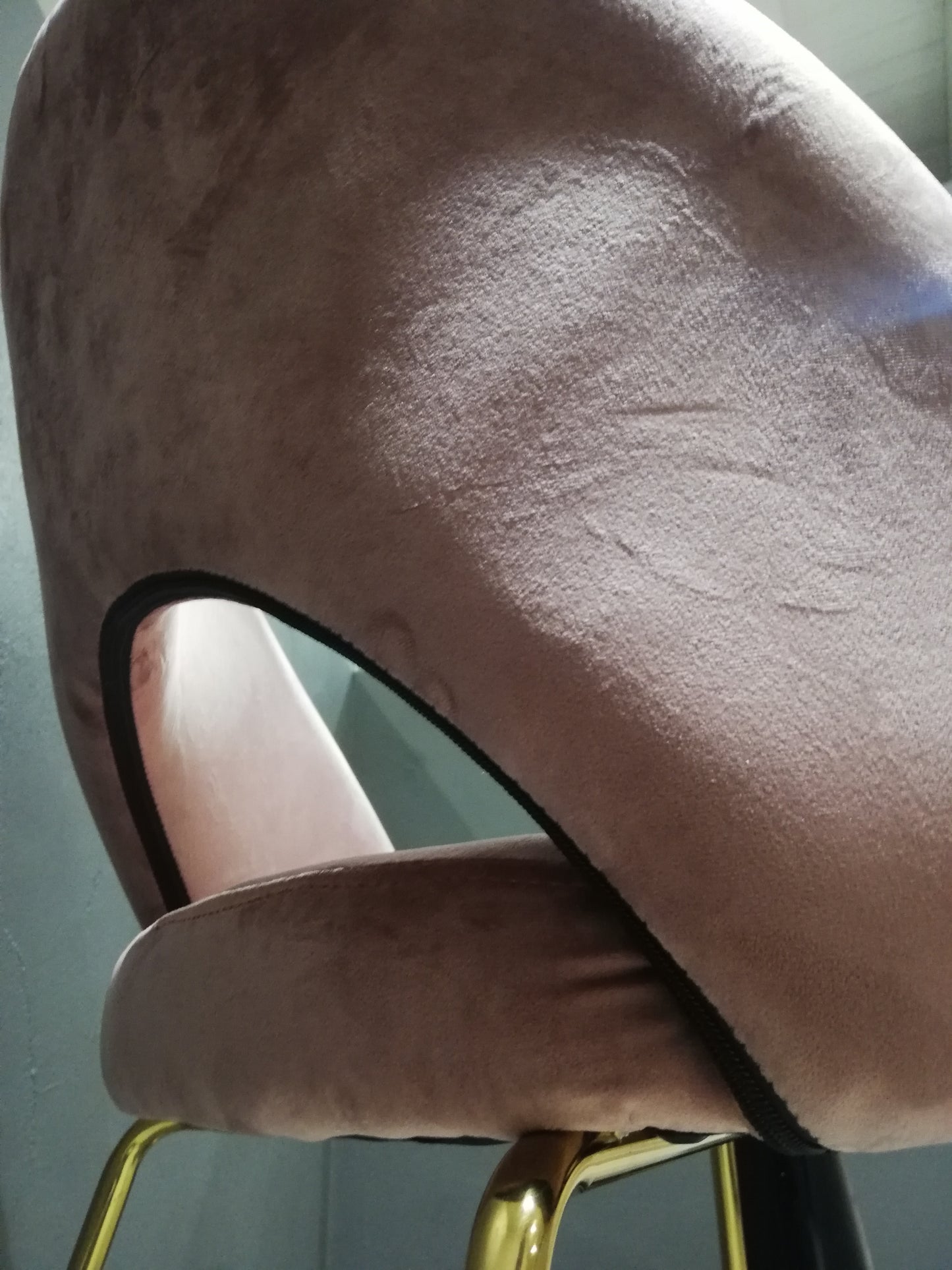 Enzo De Gasperi, sedia velluto rosa e gambe ottone con schienale aperto, h83x62x54