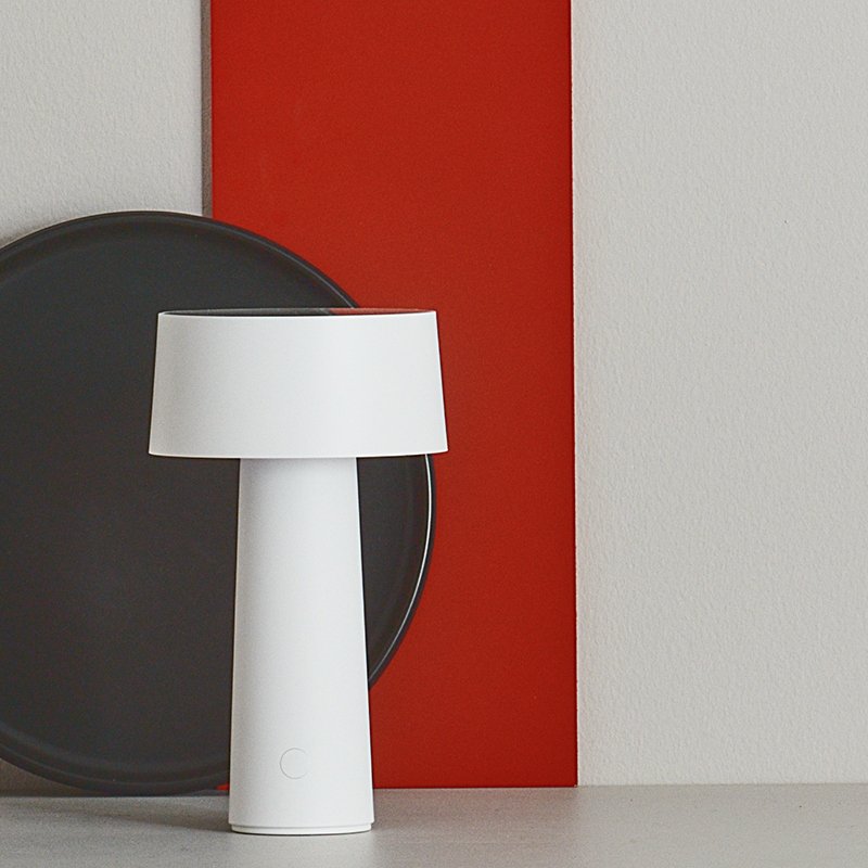 Vesta, lampada Mush bianca con base ricaricabile wireless, designer Ludovica e Roberto Palomba