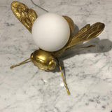 Abhika, lampada da tavolo Bee, metallo oro e vetro bianco, 31x30x20 cm