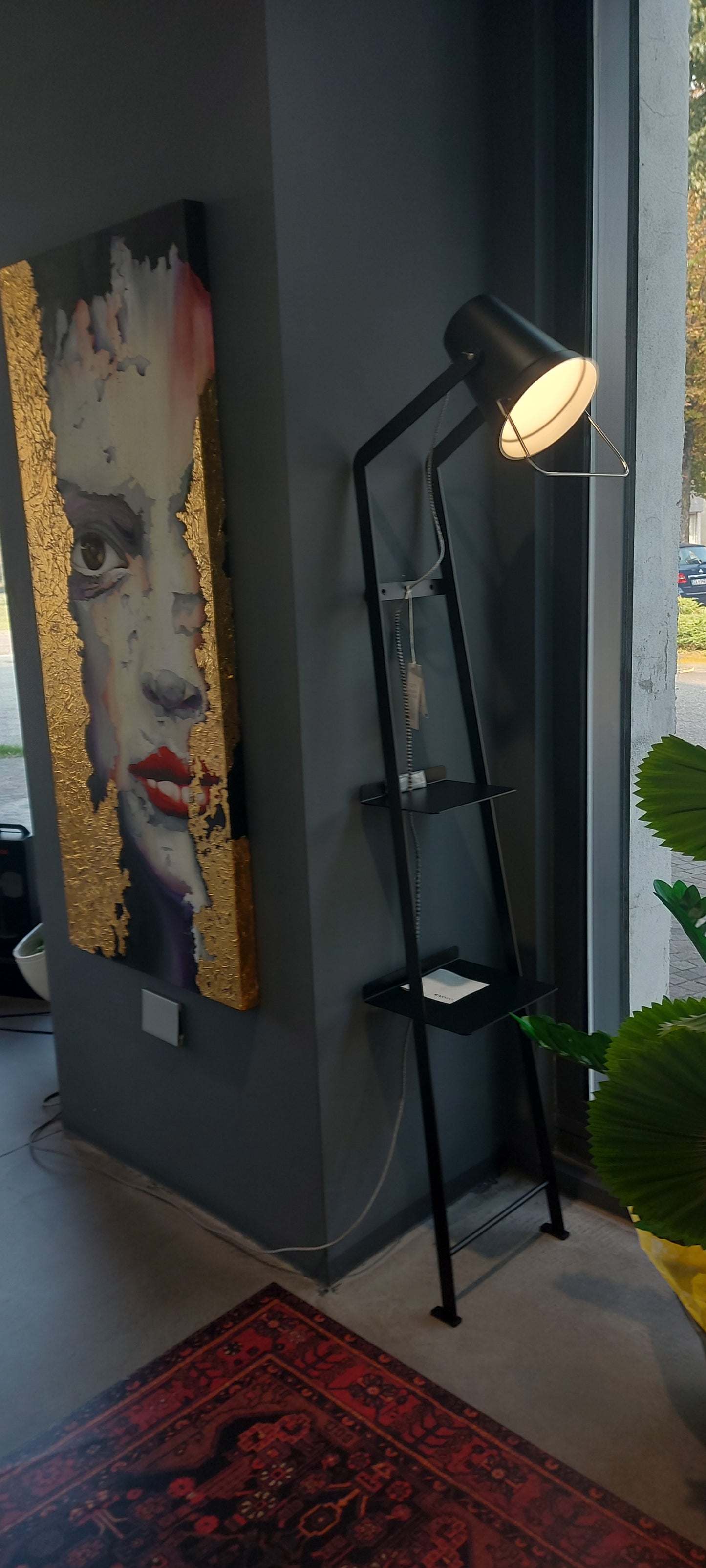 Karman, piantana nera ALFRED, Bizzarri Design: Stefano Bizzarri e Claudio Cinti, HP1282NINT