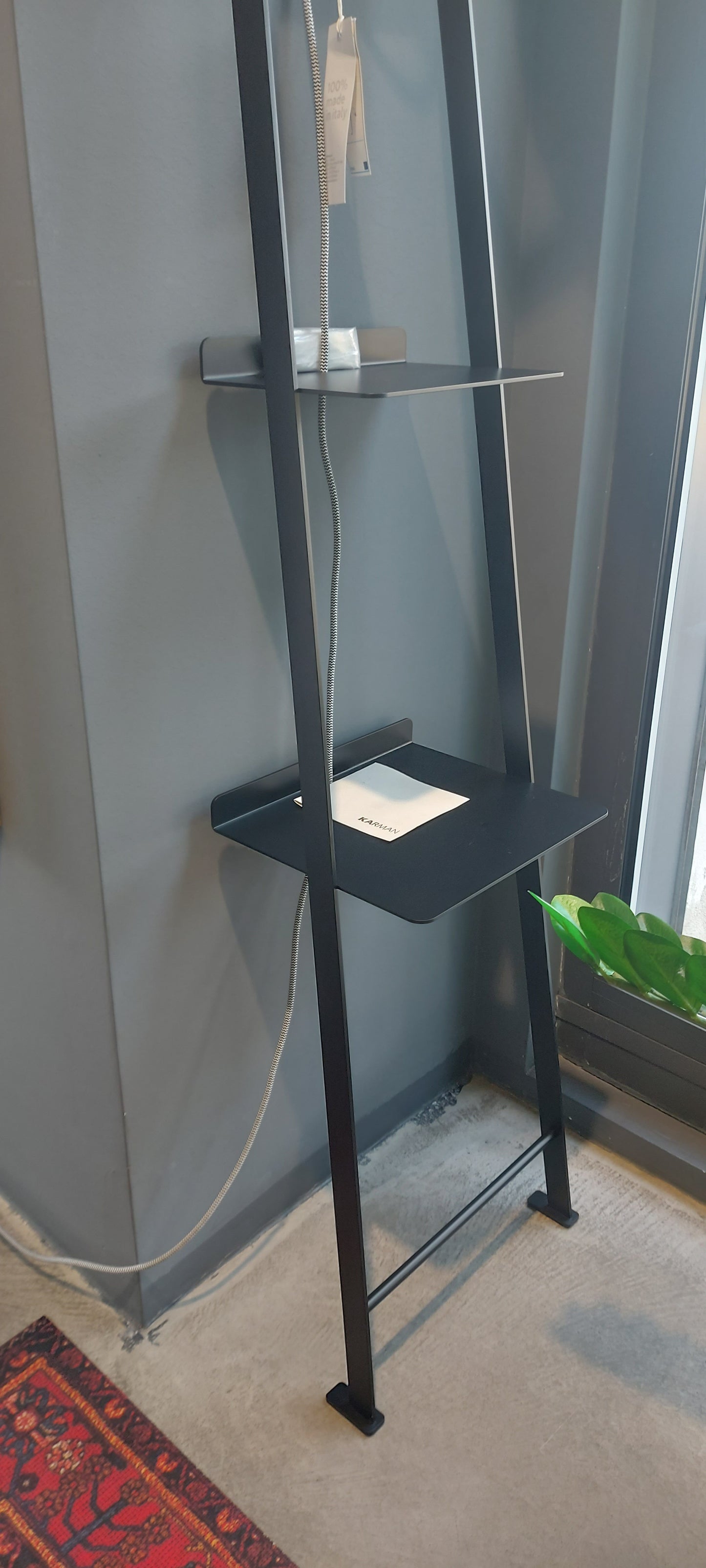 Karman, piantana nera ALFRED, Bizzarri Design: Stefano Bizzarri e Claudio Cinti, HP1282NINT