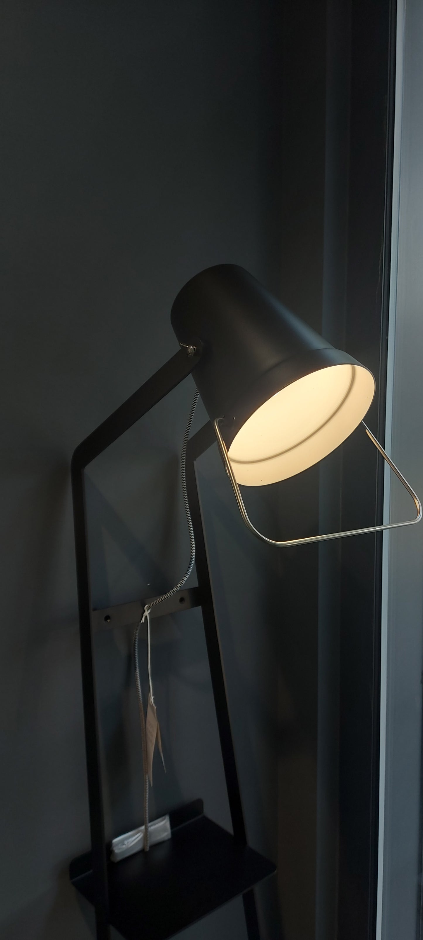 Karman, piantana nera ALFRED, Bizzarri Design: Stefano Bizzarri e Claudio Cinti, HP1282NINT