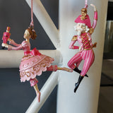 Enzo De Gasperi, set 2 decorazioni soldatino+ballerina rosa, resina, h13 cm
