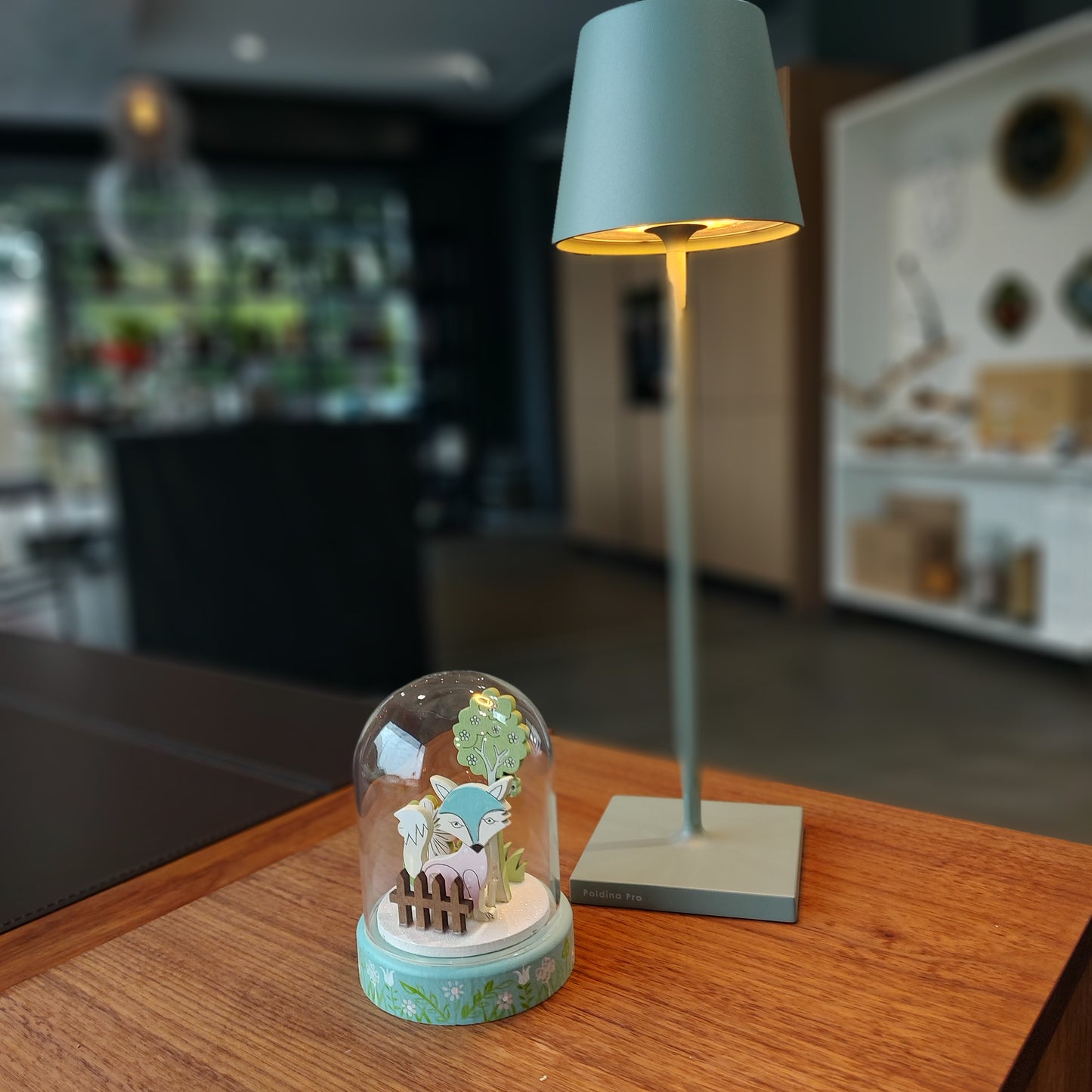 Enzo De Gasperi, teca/lampada con volpe verde con led, vetro e legno, diametro 8 cm