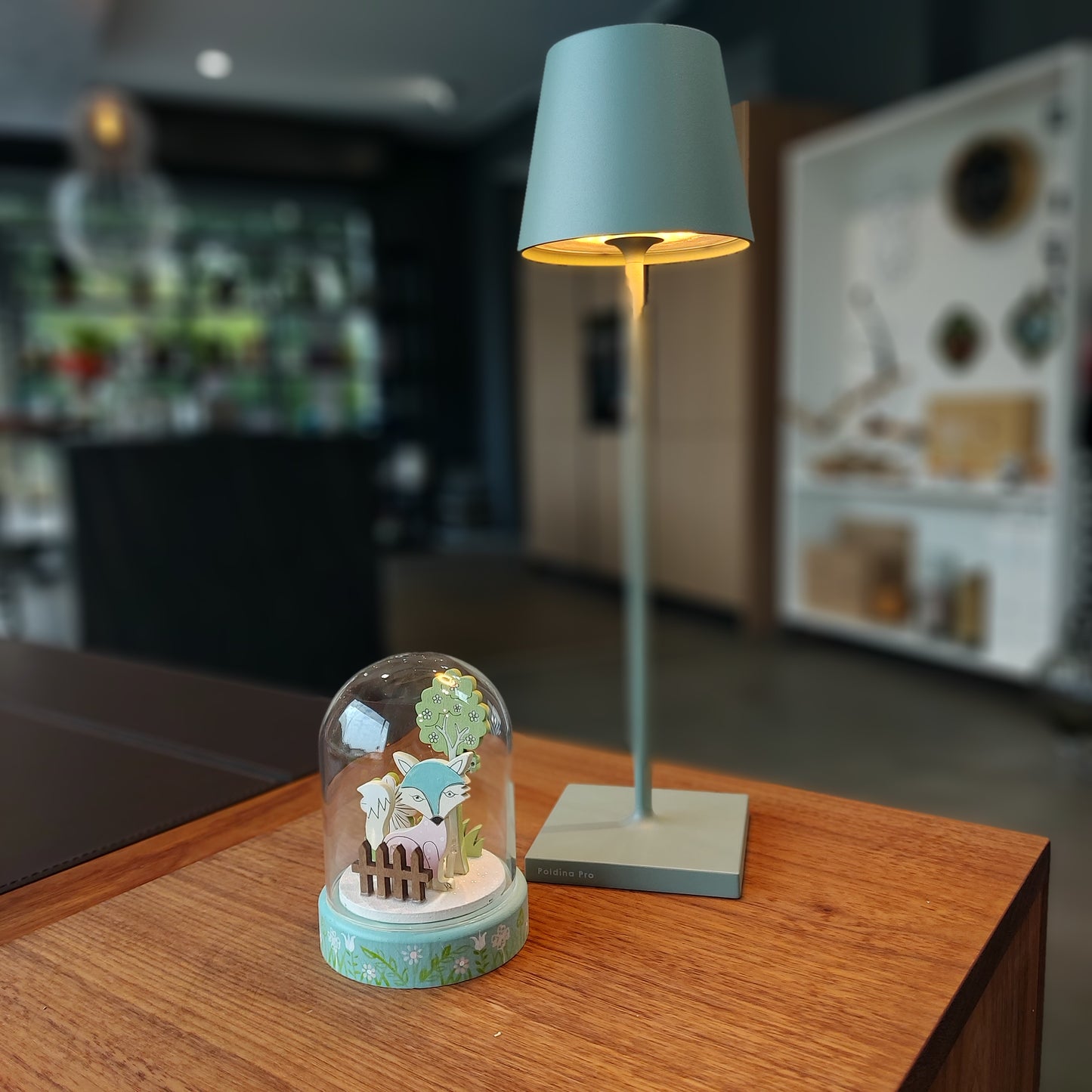 Enzo De Gasperi, teca/lampada con volpe verde con led, vetro e legno, diametro 8 cm