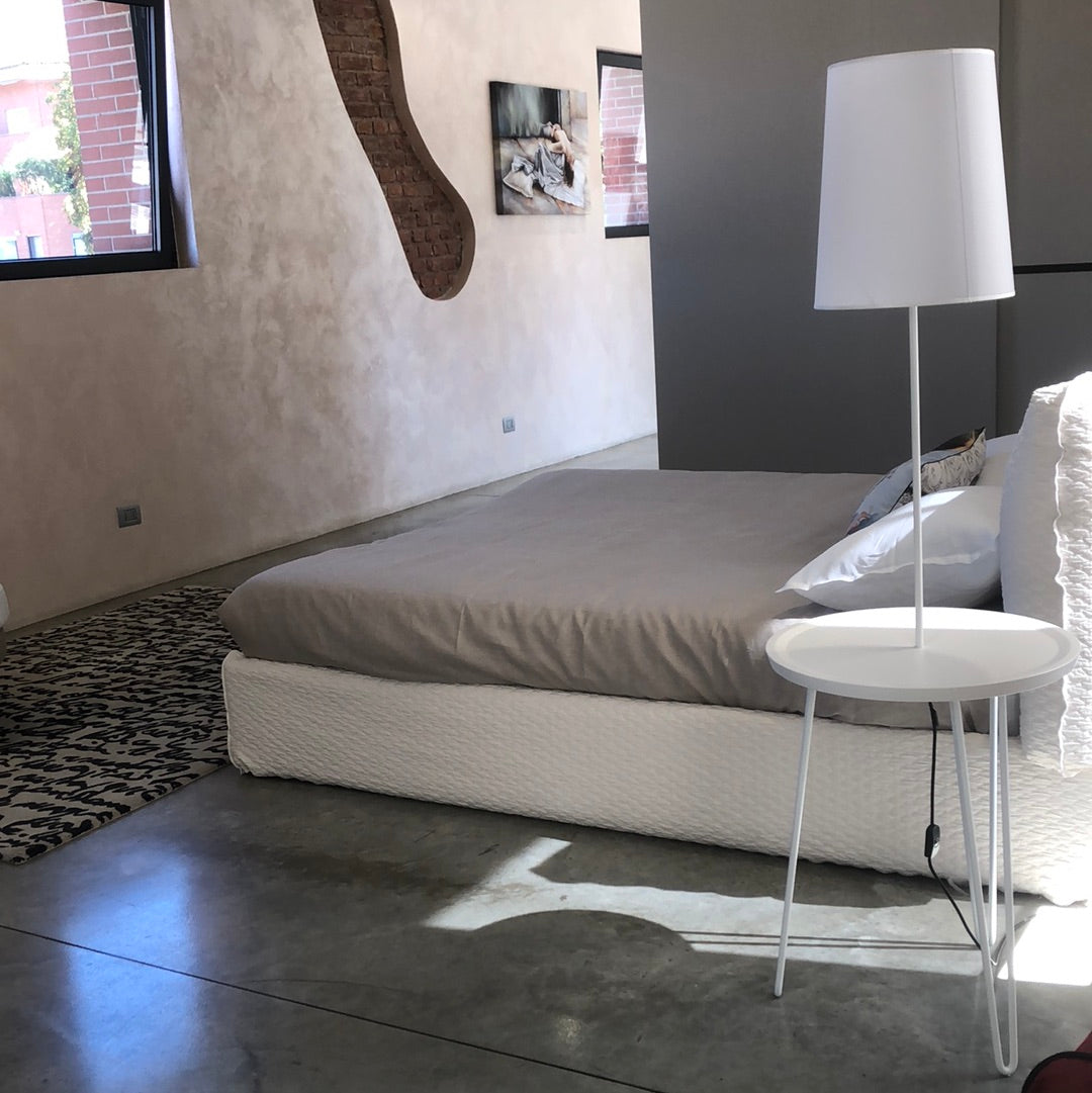 Gervasoni, lampada comodino LC 47 struttura metallo verniciato bianco e piano bianco gray, h157xd50 cm, Paola Navone