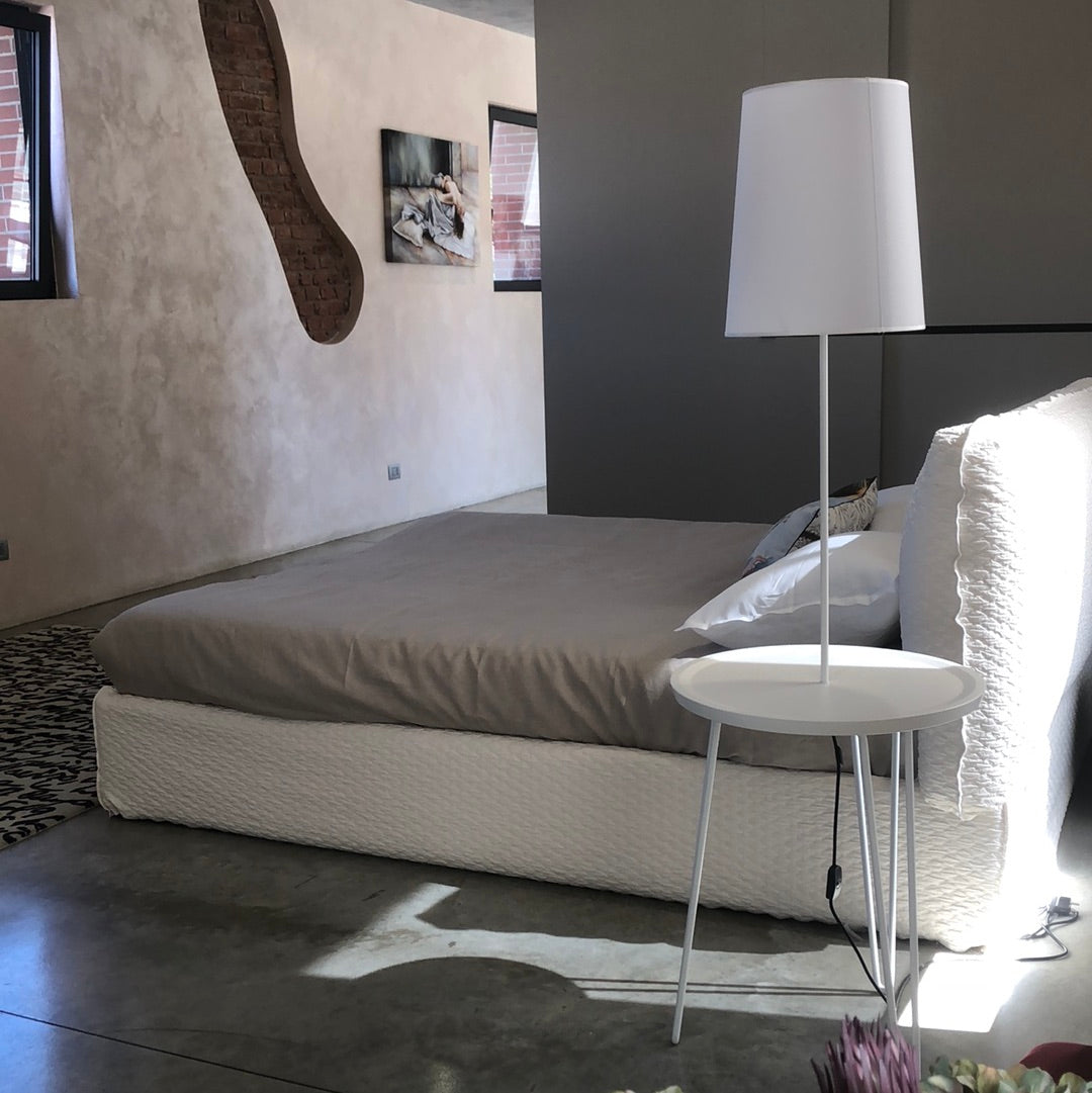 Gervasoni, lampada comodino LC 47 struttura metallo verniciato bianco e piano bianco gray, h157xd50 cm, Paola Navone