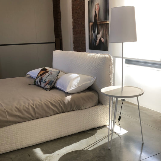 Gervasoni, lampada comodino LC 47 struttura metallo verniciato bianco e piano bianco gray, h157xd50 cm, Paola Navone