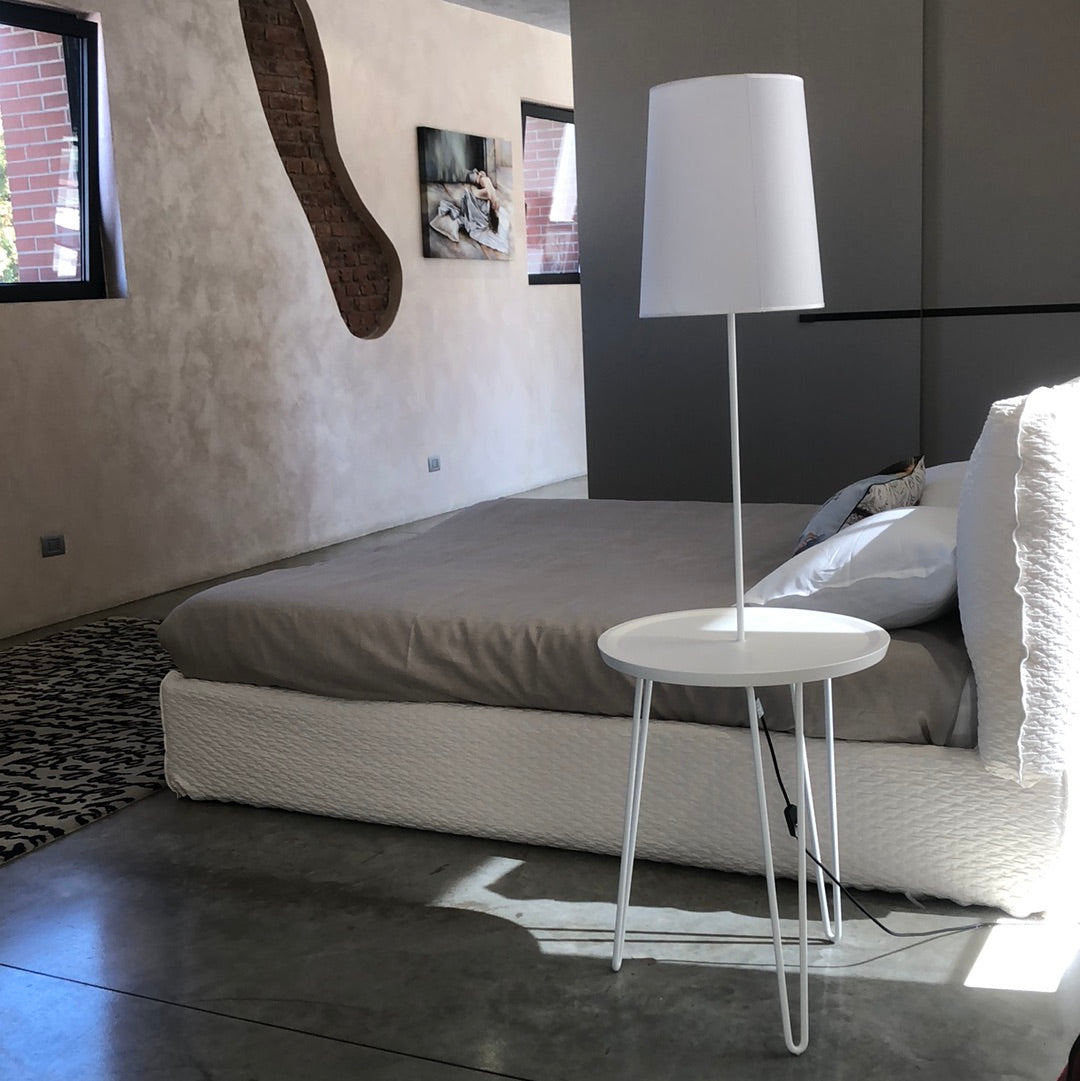 Gervasoni, lampada comodino LC 47 struttura metallo verniciato bianco e piano bianco gray, h157xd50 cm, Paola Navone