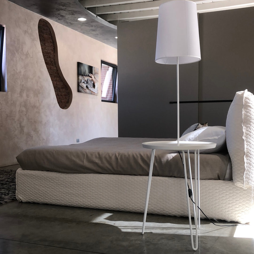 Gervasoni, lampada comodino LC 47 struttura metallo verniciato bianco e piano bianco gray, h157xd50 cm, Paola Navone