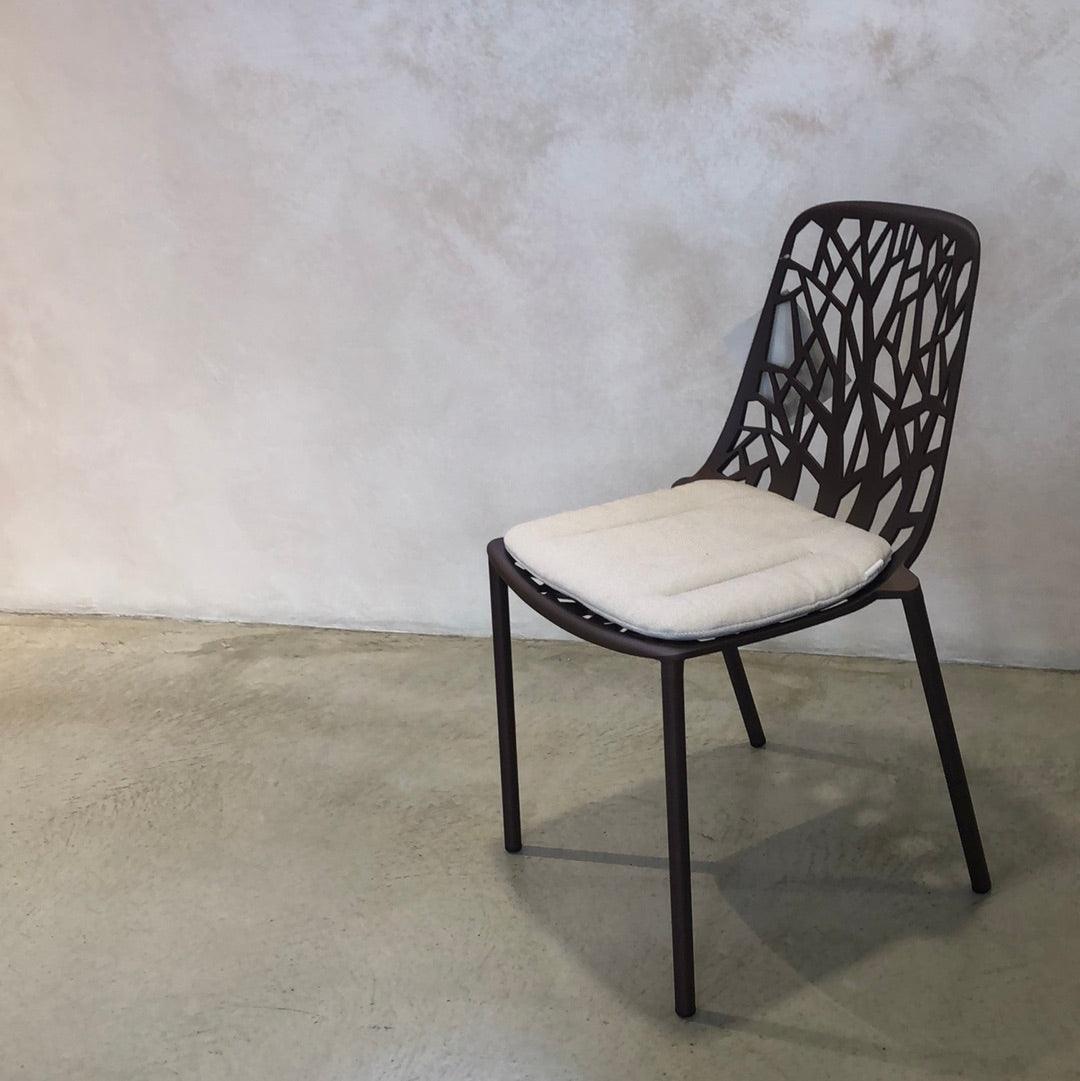 Fast mod. Forest chair in aluminum color Maracuja, with Ivory Patio cushion included