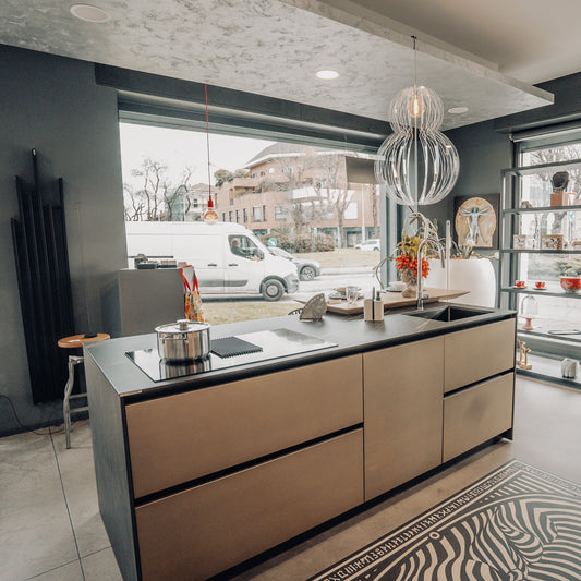 Valdesign, cucina Logica L90 con isola Prosecco con top Laminam Noir Desire