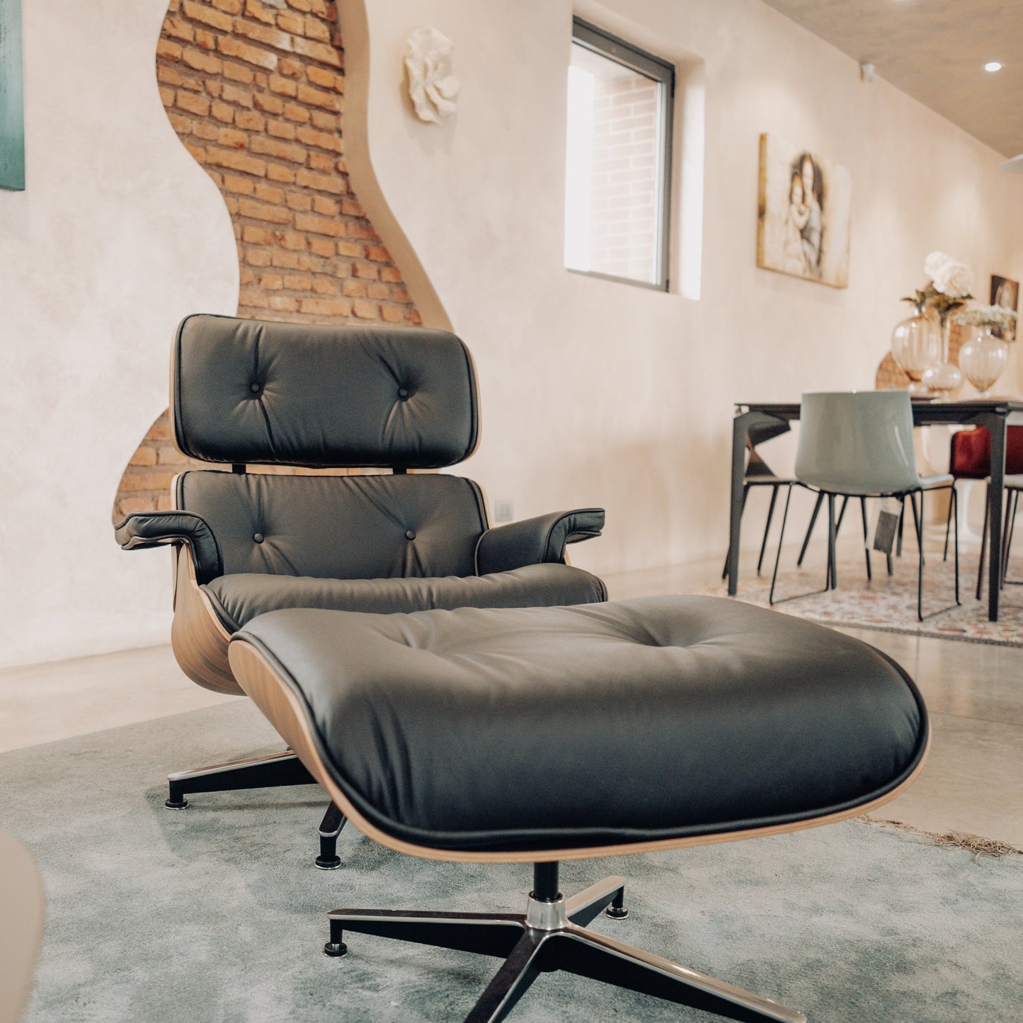 Archilab, poltrona lounge chair Eames, scocca legno palissandro e rivestimento in pelle nera