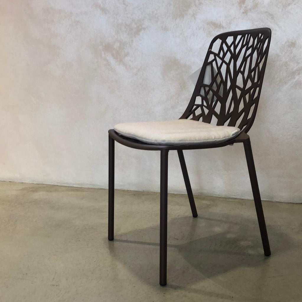 Fast mod. Forest chair in aluminum color Maracuja, with Ivory Patio cushion included