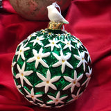 Enzo De Gasperi, Palla di Natale verde con margherite bianche e uccellino, d10 cm