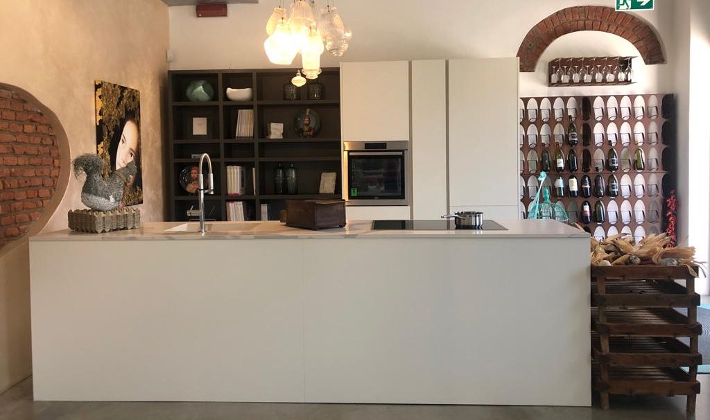 Valdesign, cucina Logica L40 in nobilitato bianco neve e top gres Laminam bianco statuario