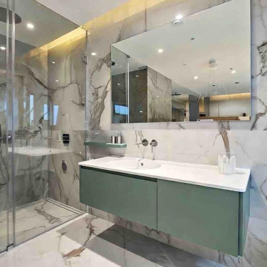 Casabath, mobile lavabo S40 laccato opaco malva e top Monolith bianco opaco L160cm con colonna rovere nordic H180 cm