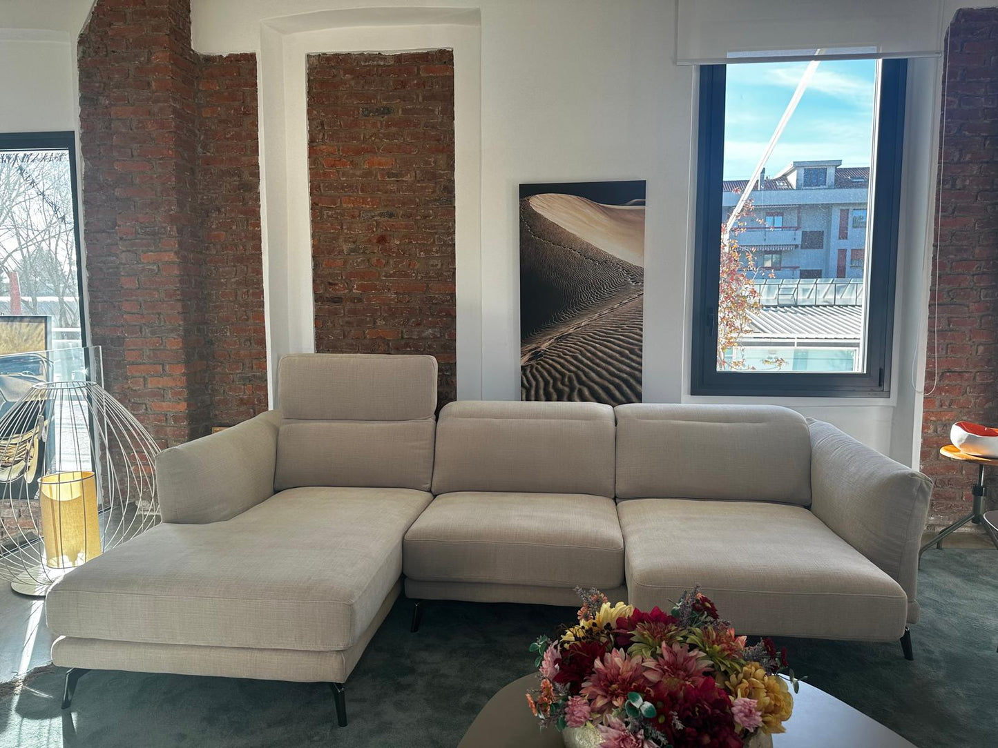 LeComfort, divano Sky con chaise longue, sedute estraibili e poggiatesta/braccioli reclinabili, rivestimento tessuto Valencia beige e piedini nichel nero, L280xP160/100 cm