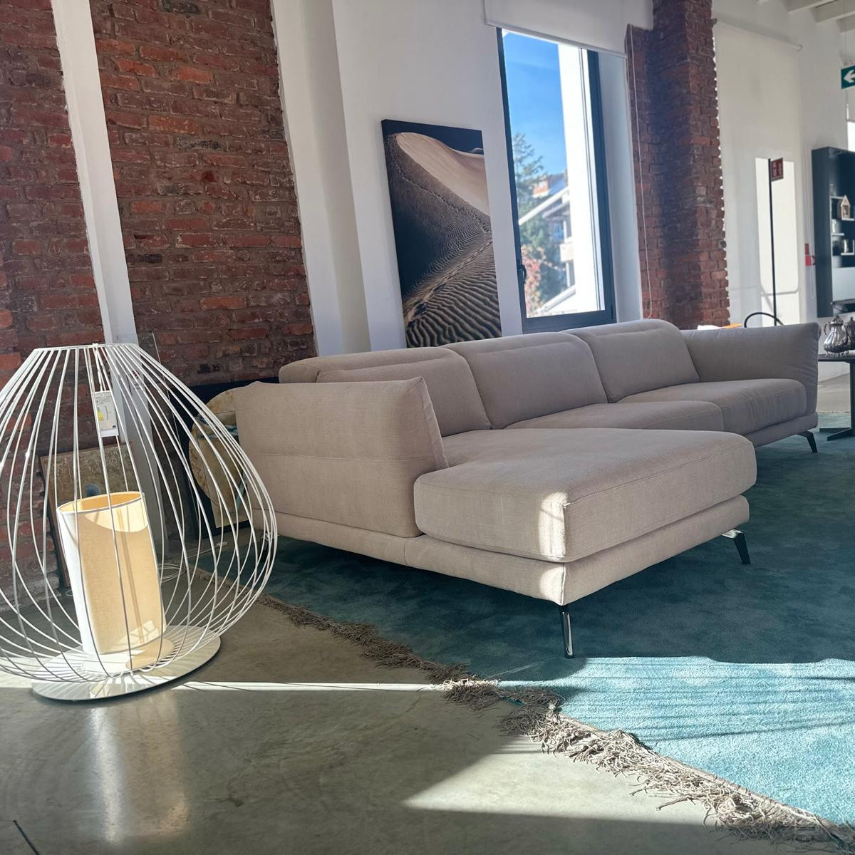 LeComfort, divano Sky con chaise longue, sedute estraibili e poggiatesta/braccioli reclinabili, rivestimento tessuto Valencia beige e piedini nichel nero, L280xP160/100 cm