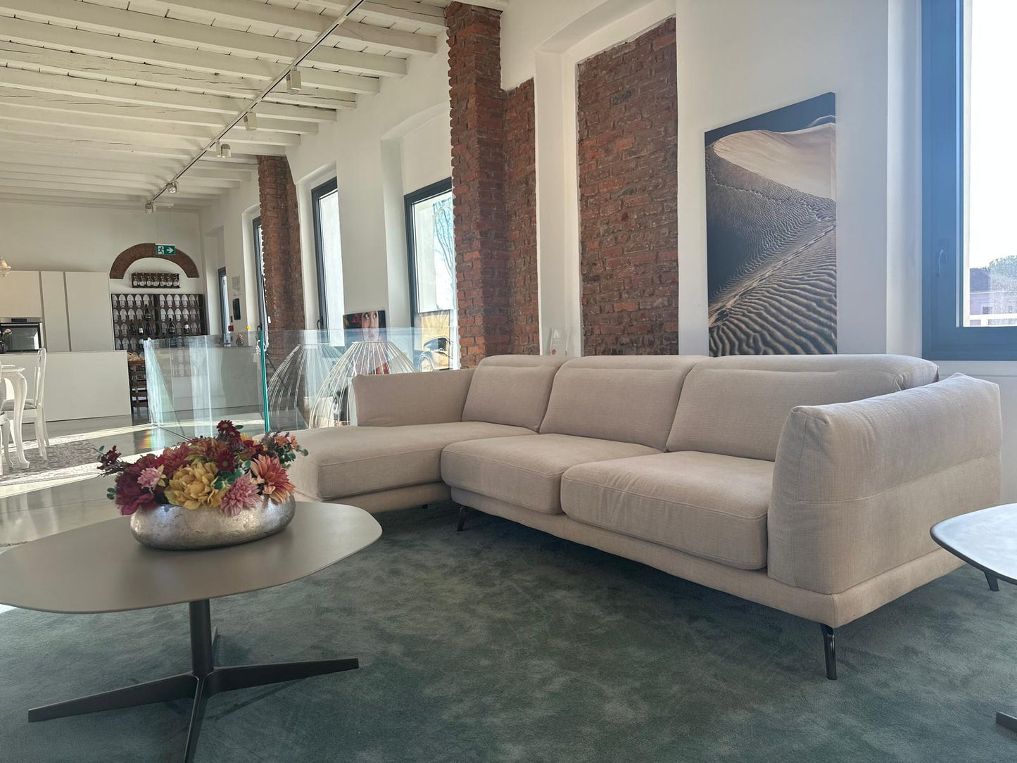 LeComfort, divano Sky con chaise longue, sedute estraibili e poggiatesta/braccioli reclinabili, rivestimento tessuto Valencia beige e piedini nichel nero, L280xP160/100 cm