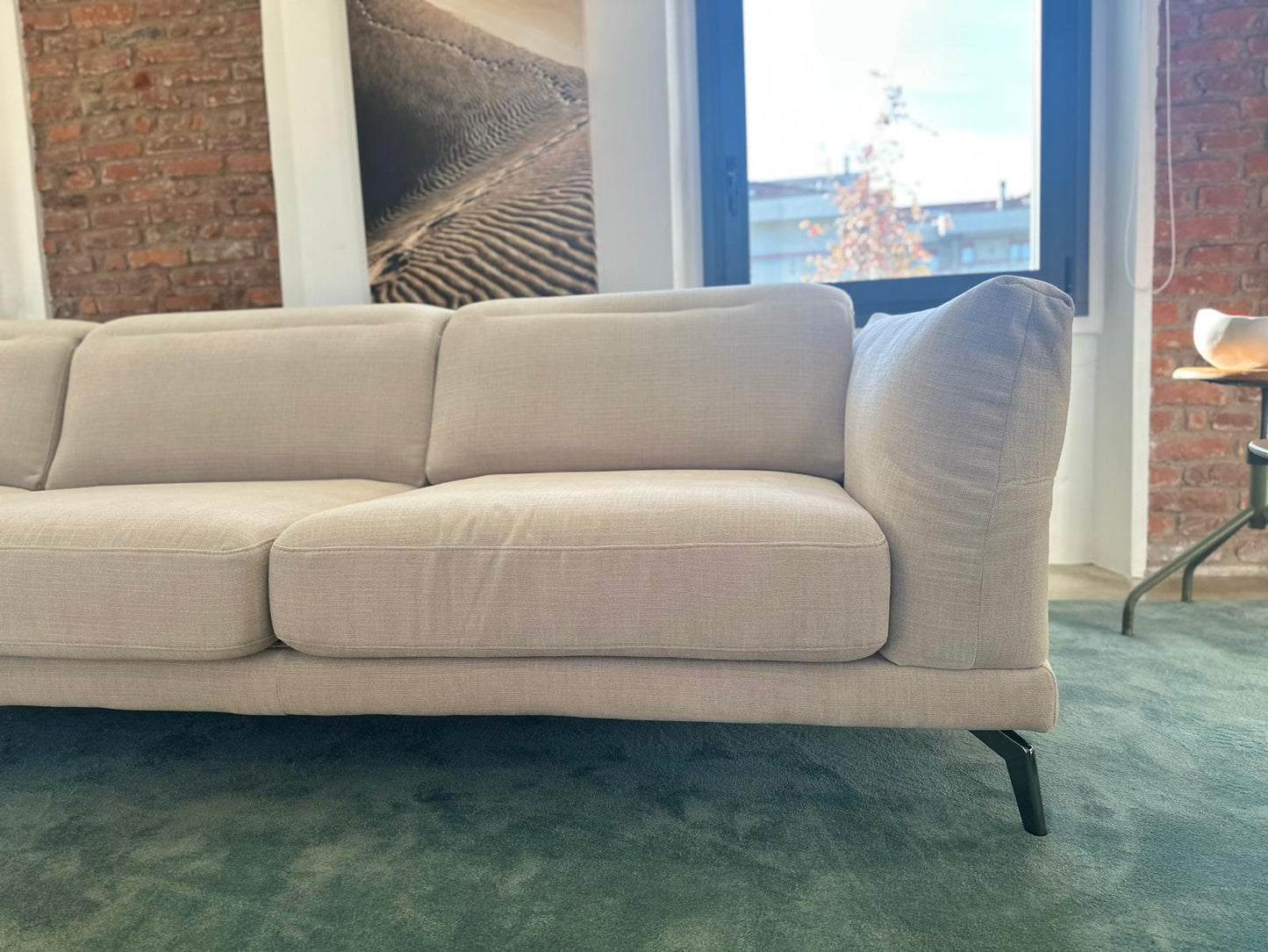 LeComfort, divano Sky con chaise longue, sedute estraibili e poggiatesta/braccioli reclinabili, rivestimento tessuto Valencia beige e piedini nichel nero, L280xP160/100 cm