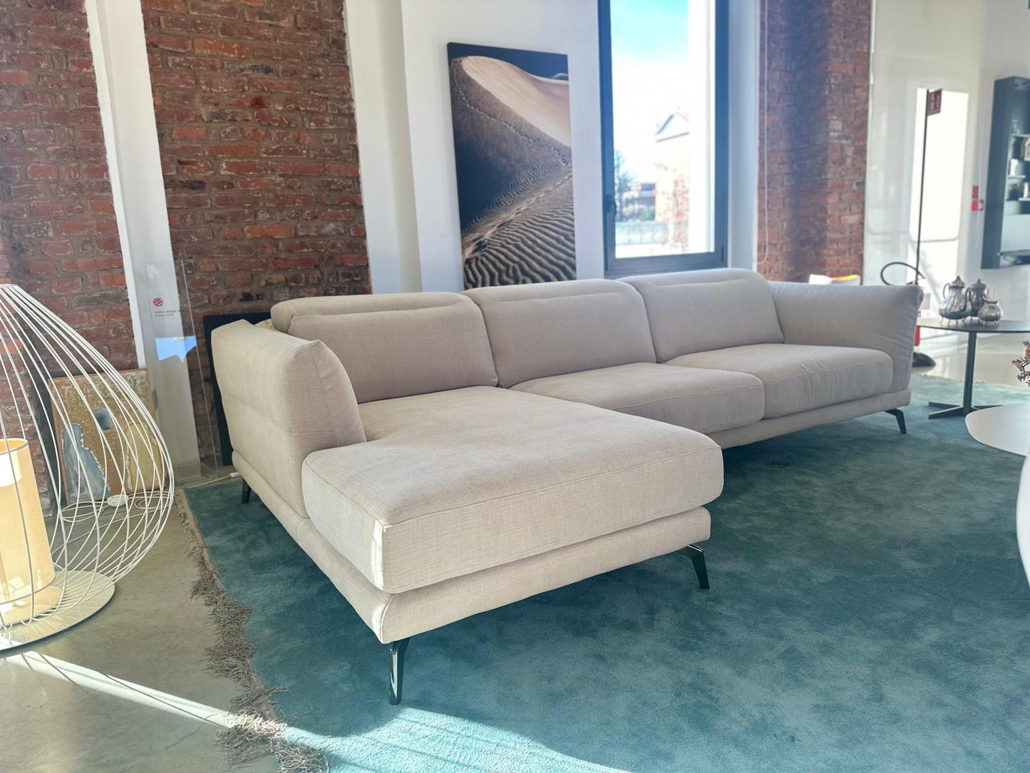 LeComfort, divano Sky con chaise longue, sedute estraibili e poggiatesta/braccioli reclinabili, rivestimento tessuto Valencia beige e piedini nichel nero, L280xP160/100 cm