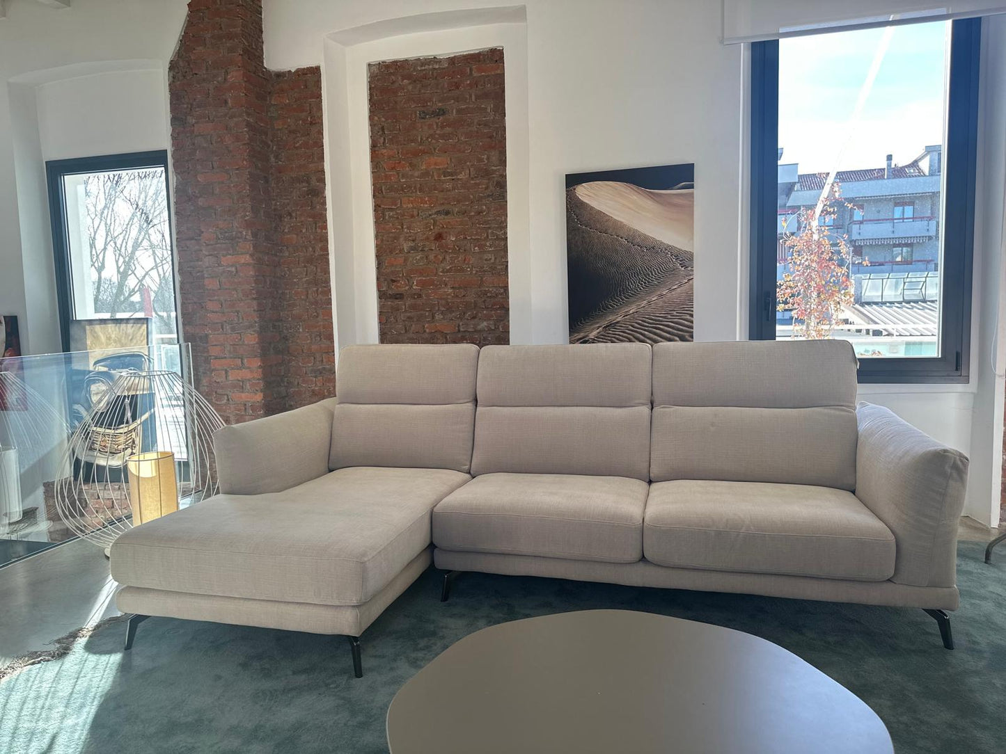 LeComfort, divano Sky con chaise longue, sedute estraibili e poggiatesta/braccioli reclinabili, rivestimento tessuto Valencia beige e piedini nichel nero, L280xP160/100 cm