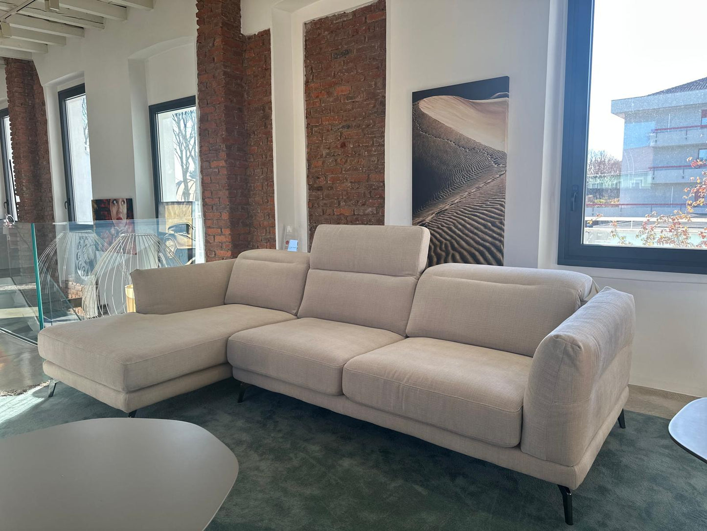 LeComfort, divano Sky con chaise longue, sedute estraibili e poggiatesta/braccioli reclinabili, rivestimento tessuto Valencia beige e piedini nichel nero, L280xP160/100 cm