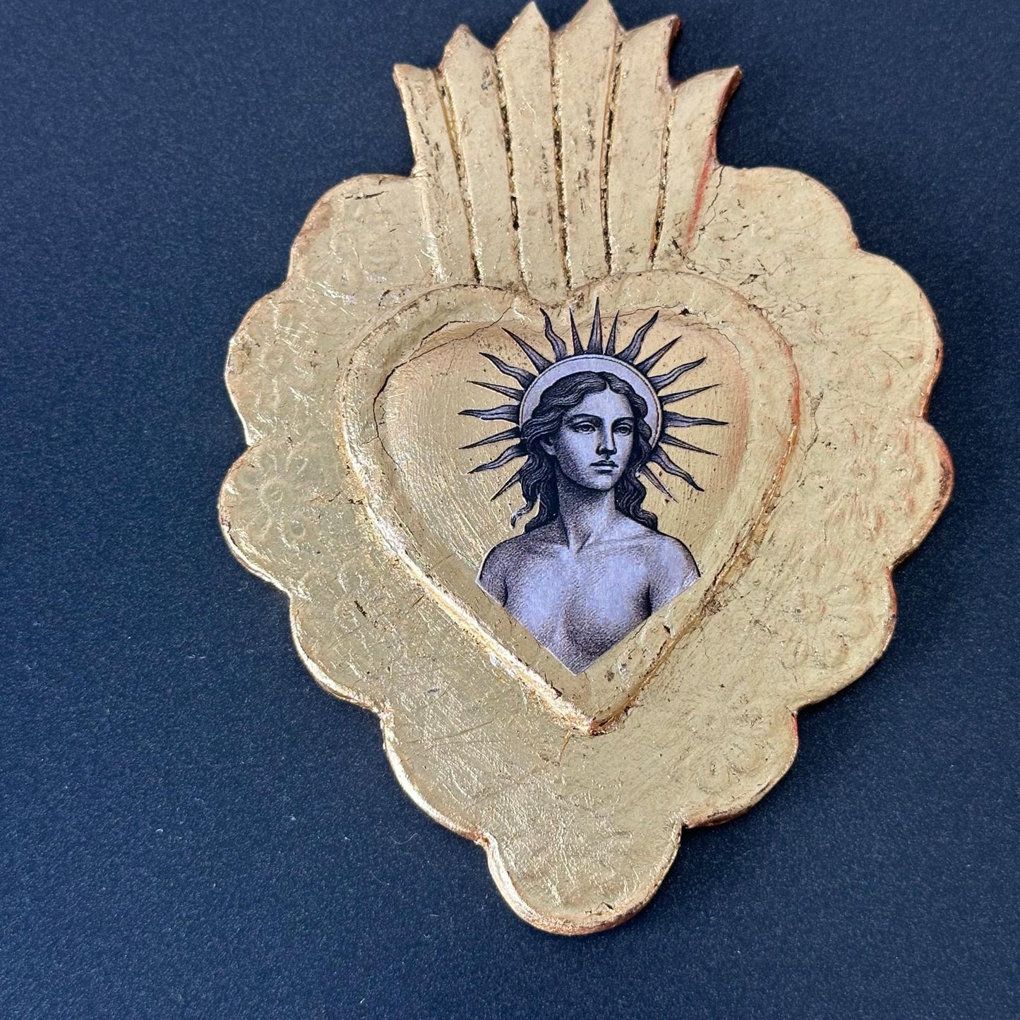 Crespi1977, cuore sacro Dea in ceramica con foglia oro fatto a mano