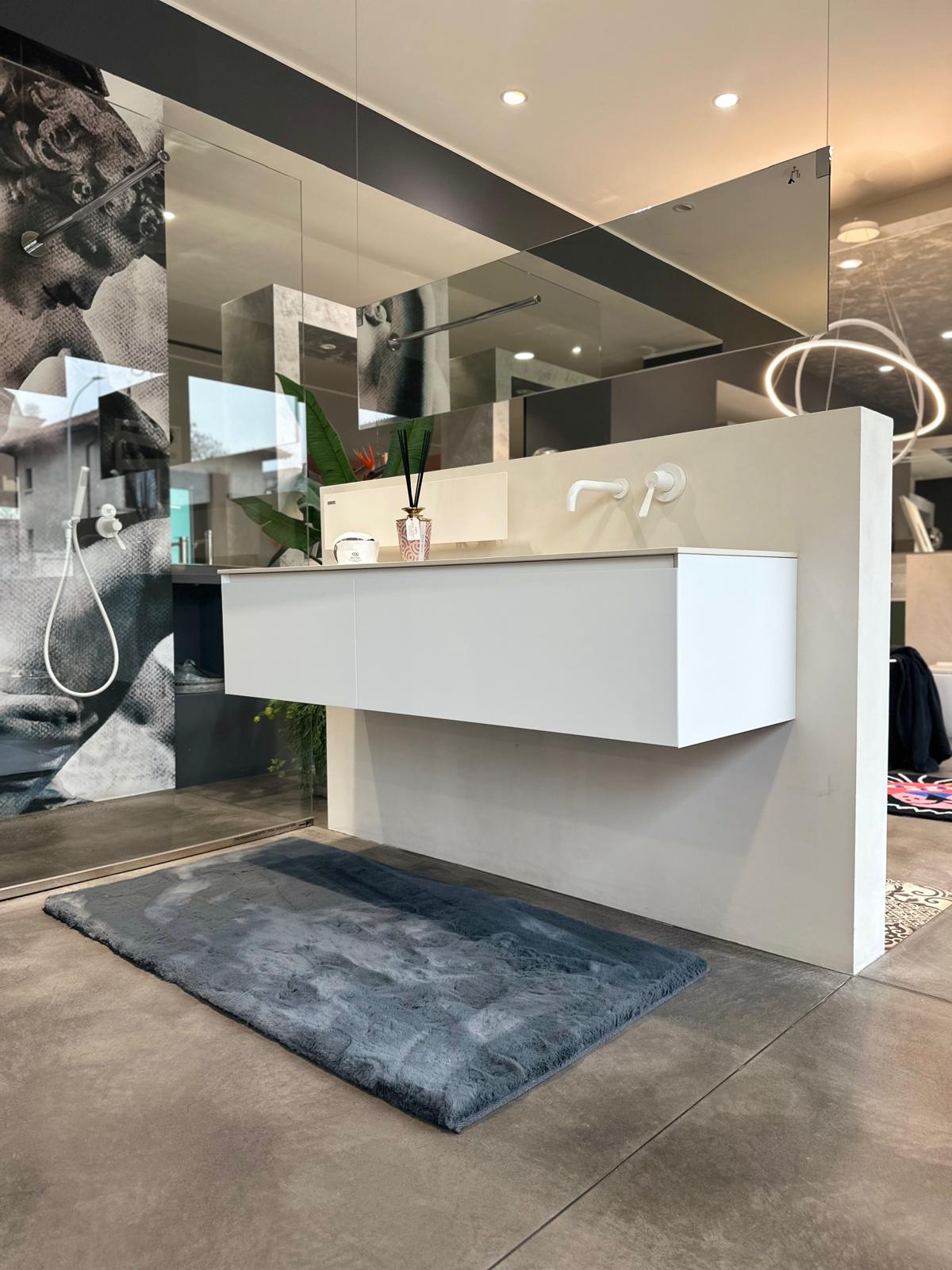 Ideagroup, mobile lavabo Cubik laccato opaco bianco neve con top + lavabo integrato in gres Laminam travertino L160 cm