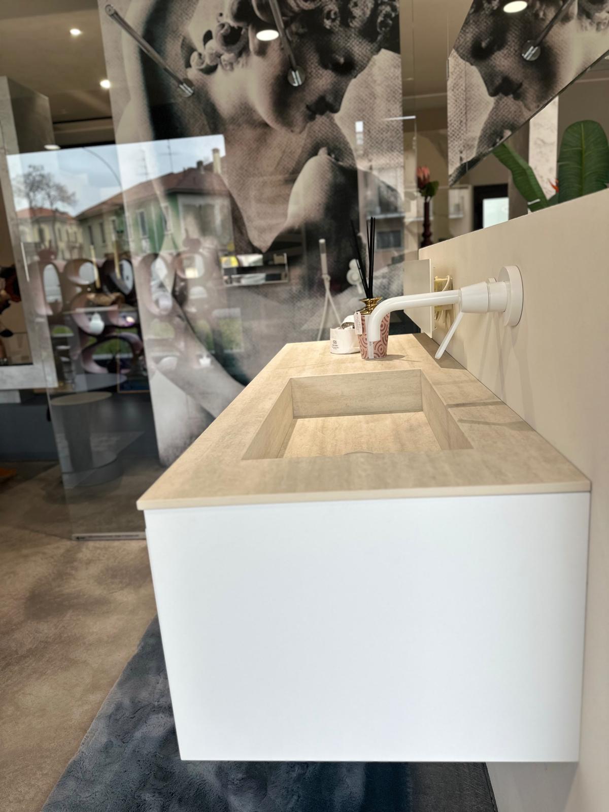 Ideagroup, mobile lavabo Cubik laccato opaco bianco neve con top + lavabo integrato in gres Laminam travertino L160 cm