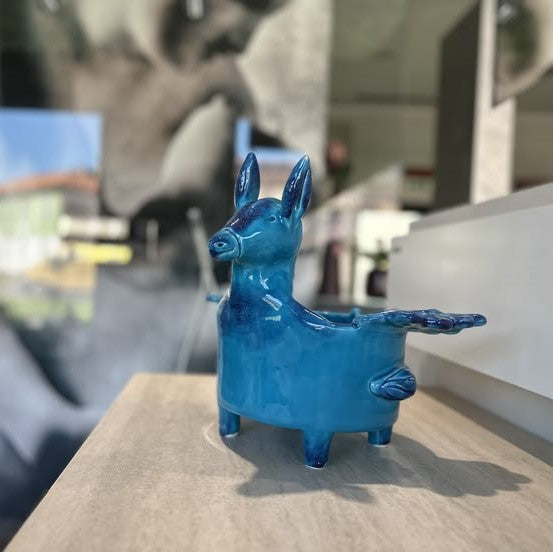 Patrizia Italiano, Vaso scultura siciliano Asino che vola fatto a mano in ceramica, medio, azzurro