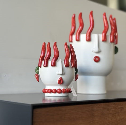 Patrizia Italiano, Vaso scultura siciliano testa Ifigenia la piccolina con peperoncini fatto a mano in ceramica