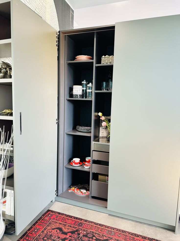 Valdesign, cucina Logica L0 con colonna attrezzata e top in acciaio