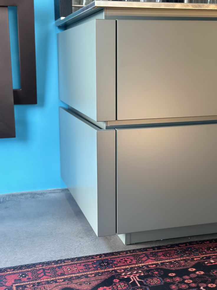 Valdesign, cucina Logica L0 con colonna attrezzata e top in acciaio