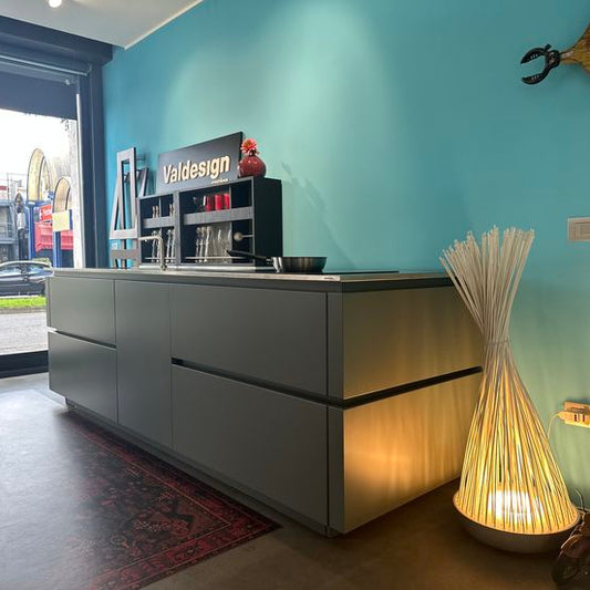 Valdesign, cucina Logica L0 con colonna attrezzata e top in acciaio