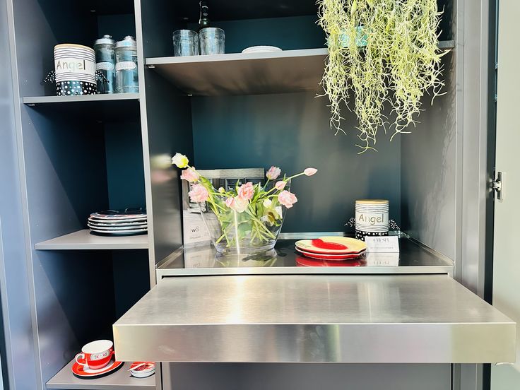 Valdesign, cucina Logica L0 con colonna attrezzata e top in acciaio