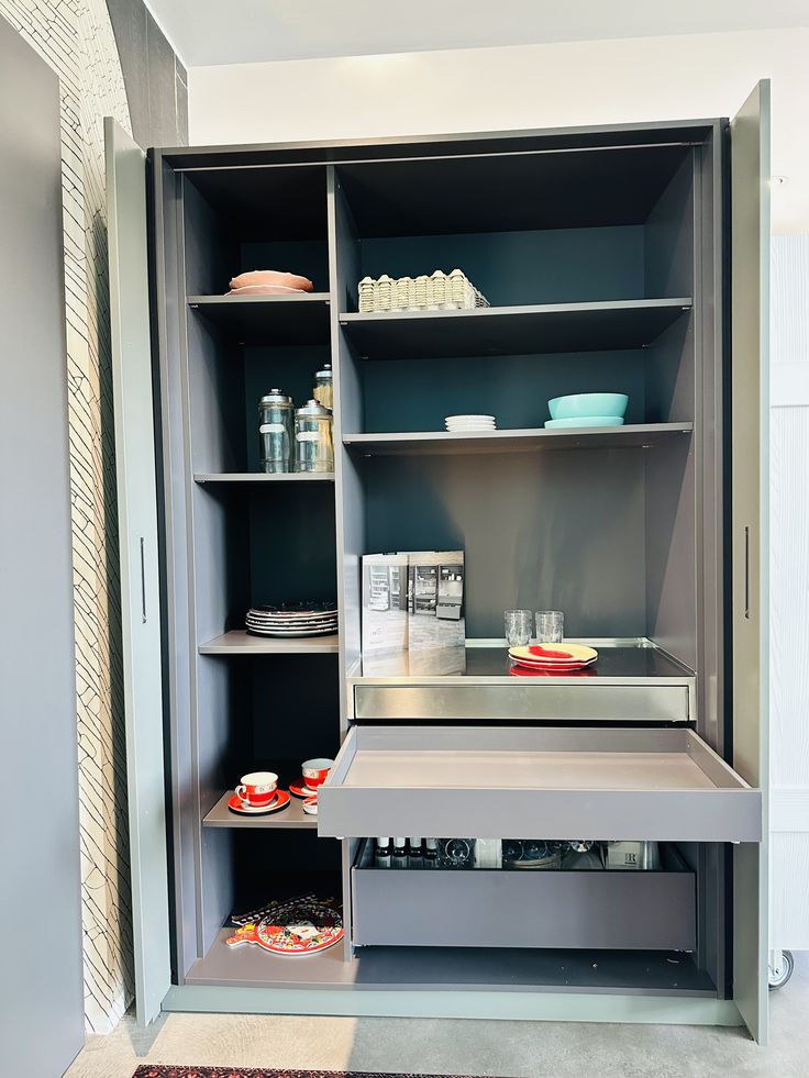 Valdesign, cucina Logica L0 con colonna attrezzata e top in acciaio